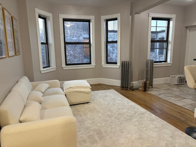 1050 Commonwealth Ave in Boston, MA - Foto de edificio - Building Photo