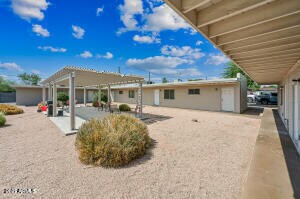 3949 E Earll Dr in Phoenix, AZ - Foto de edificio