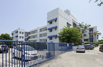 Venetian Isle Apartments in Miami Beach, FL - Building Photo - Building Photo