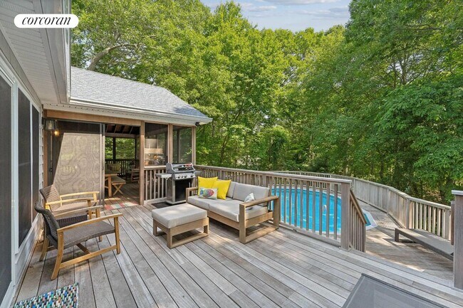 29 Beechwood Dr in Southampton, NY - Foto de edificio - Building Photo