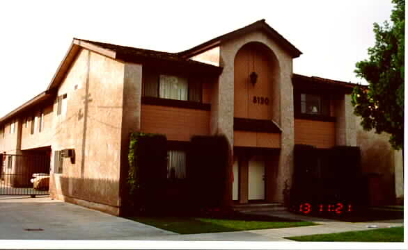 8130 Stewart in Downey, CA - Foto de edificio