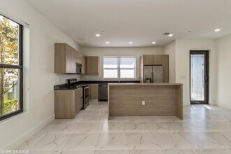 6151 SW 36th Ct in Miramar, FL - Foto de edificio - Building Photo