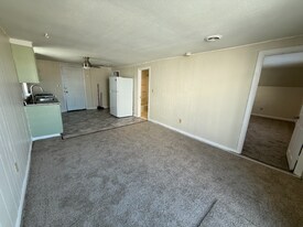 13 F St in Hampton, NH - Building Photo