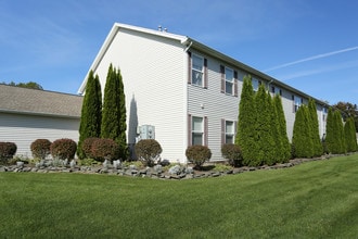 Bay Pines Apartments in Webster, NY - Foto de edificio - Building Photo