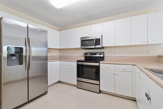 11102 NW 83rd St in Doral, FL - Building Photo - Building Photo
