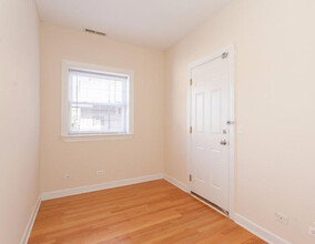 3244 N Clifton Ave, Unit 3252-E2 in Chicago, IL - Building Photo - Building Photo