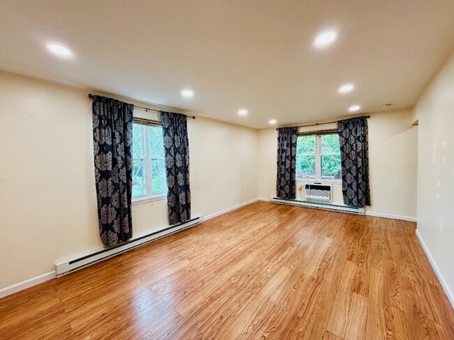 613 Sierra Vista Ln in Valley Cottage, NY - Foto de edificio - Building Photo