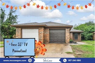 6708 S Creek Dr in Fort Worth, TX - Building Photo