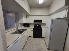 8641 Victorian Village Dr in Houston, TX - Foto de edificio - Building Photo