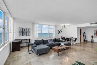 5101 Collins Ave in Miami Beach, FL - Building Photo - Building Photo