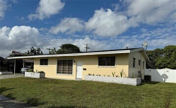 1121 NE 199th St in North Miami Beach, FL - Building Photo - Building Photo