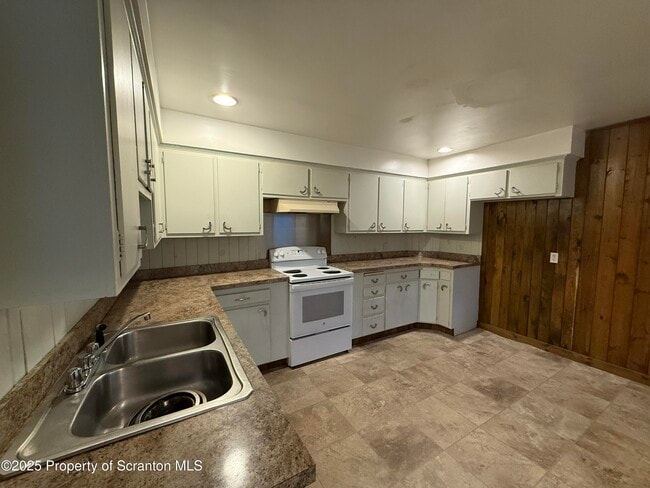 457 Madison Ave in Jermyn, PA - Building Photo - Building Photo