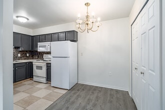 Bradford Square in Clinton Township, MI - Foto de edificio - Interior Photo