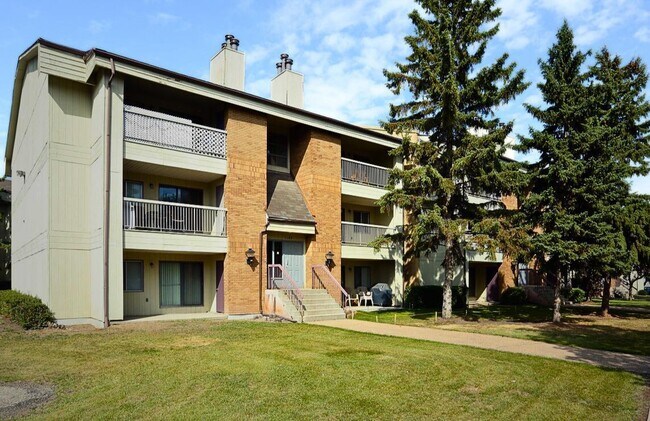 Hermitage Village Apartments in Edmonton, AB - Building Photo - Building Photo