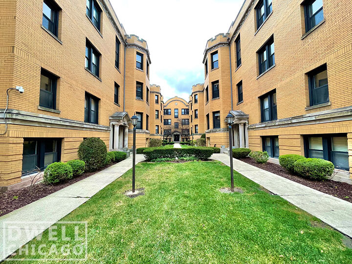 2448 N Sawyer Ave, Unit 2W in Chicago, IL - Foto de edificio