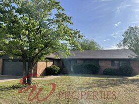 1209 N Mockingbird St in Stephenville, TX - Building Photo