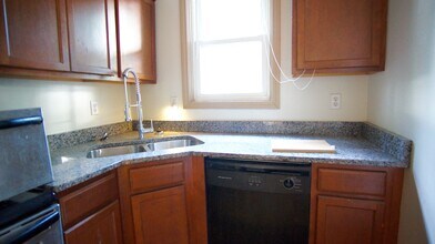 230 Bay View Ave, Unit 1 in Cranston, RI - Foto de edificio - Building Photo