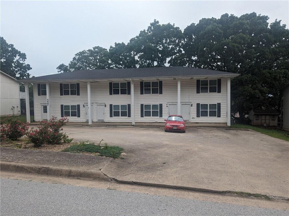 2437 N Brophy Ave in Fayetteville, AR - Building Photo