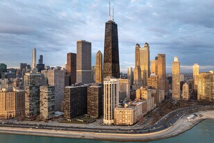 175 E Delaware Pl in Chicago, IL - Building Photo