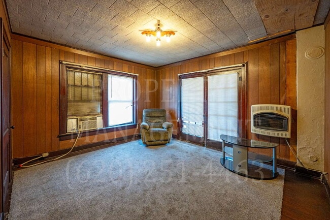 property at 405 W 5th St