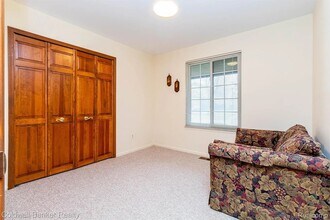 235 Meadow Lane Cir in Rochester Hills, MI - Foto de edificio - Building Photo