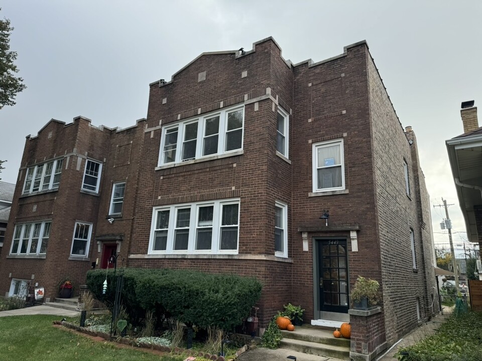 5449 W Melrose St in Chicago, IL - Building Photo