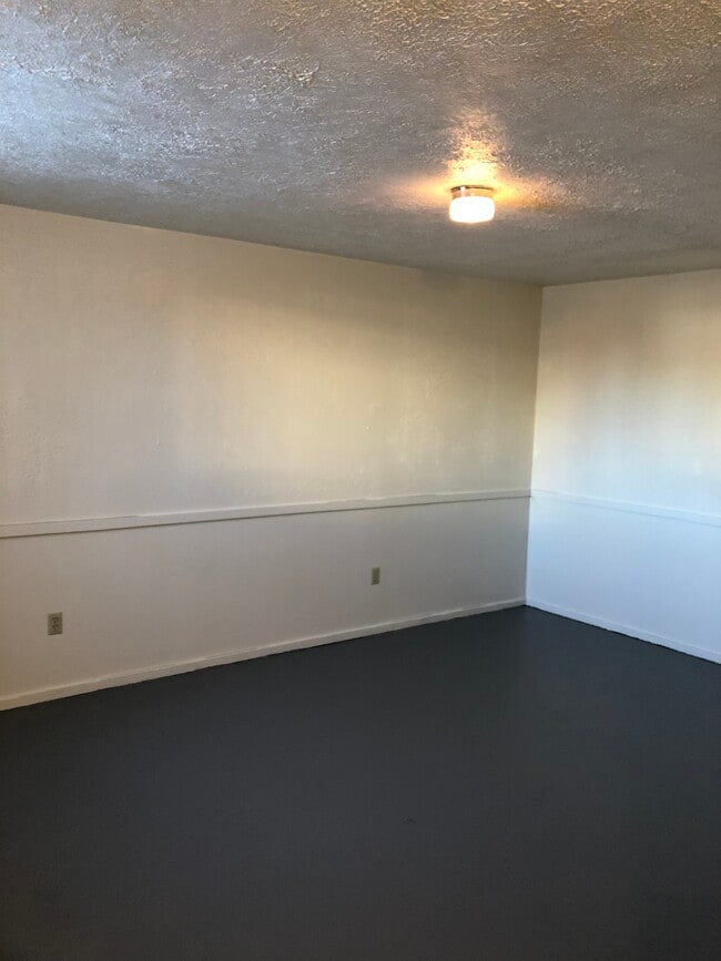 8 Adirondack Rd, Unit F in Hadley, NY - Foto de edificio - Building Photo