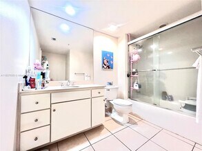 2000 N Bayshore Dr, Unit 906 in Miami, FL - Building Photo - Building Photo