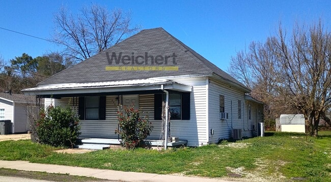 property at 533 E Lake St