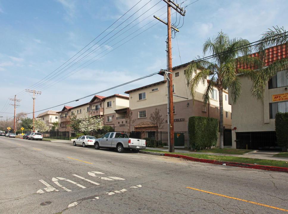 Los Robles Apartments in Sylmar, CA - Building Photo