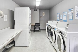 Avalon Court Apartments in Kennewick, WA - Building Photo - Building Photo