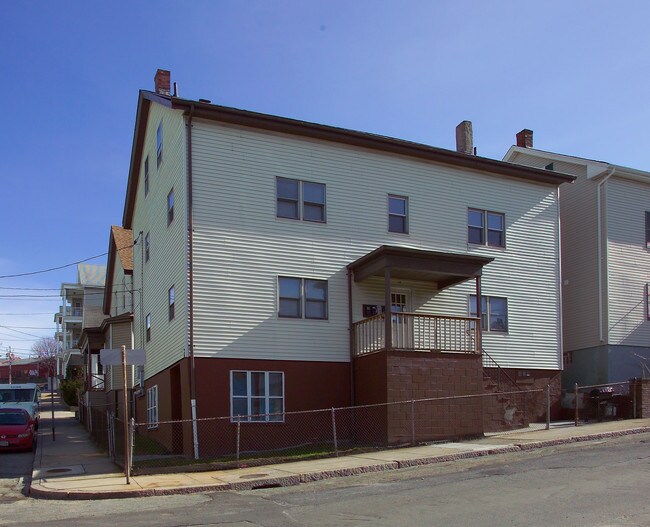 64 Hunter St in Fall River, MA - Building Photo - Building Photo