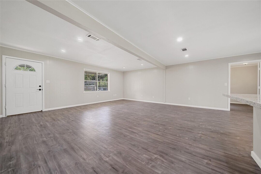 104 Co Rd 2401 in Hull, TX - Building Photo