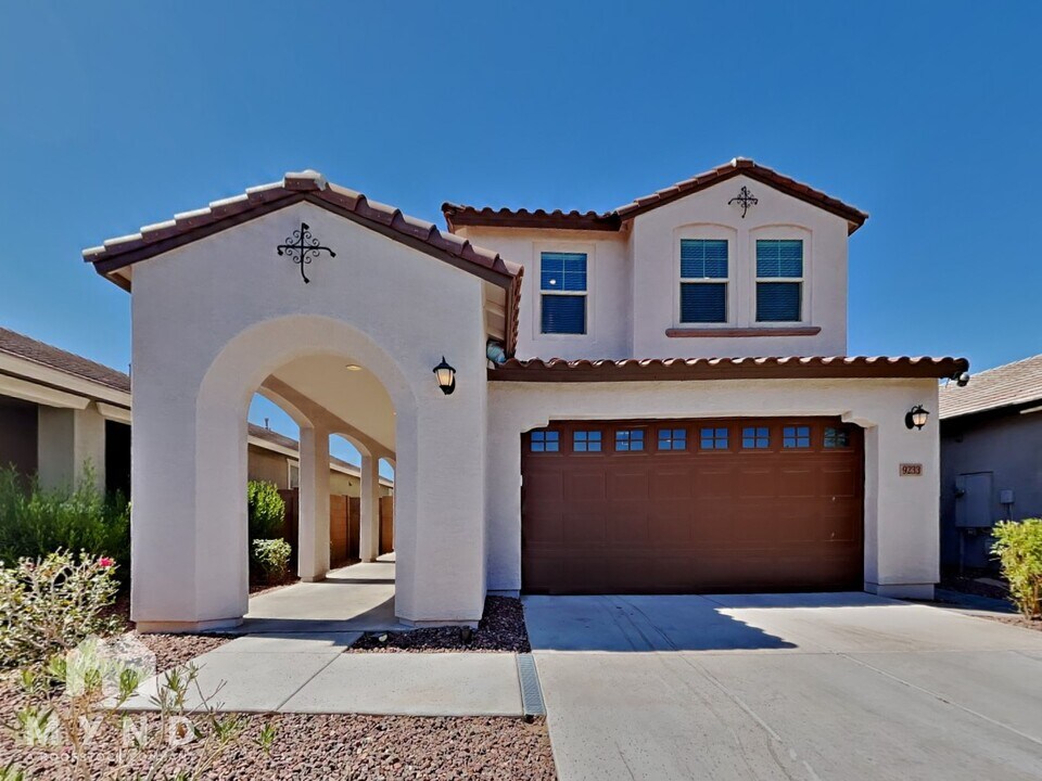 9233 W Roma Ave in Phoenix, AZ - Building Photo