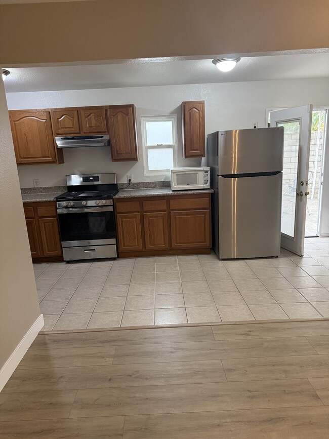 property at 3733 Rhodes Ln