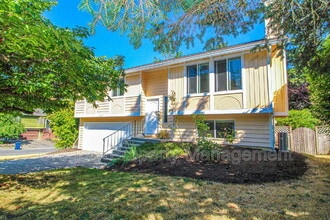 16102 NE 107th Ct in Redmond, WA - Building Photo - Building Photo
