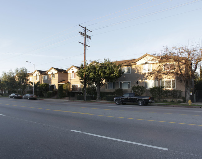 Woodman Townhomes in Van Nuys, CA - Building Photo - Building Photo