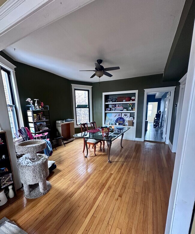 2442 N California Ave, Unit 2 in Chicago, IL - Building Photo - Building Photo