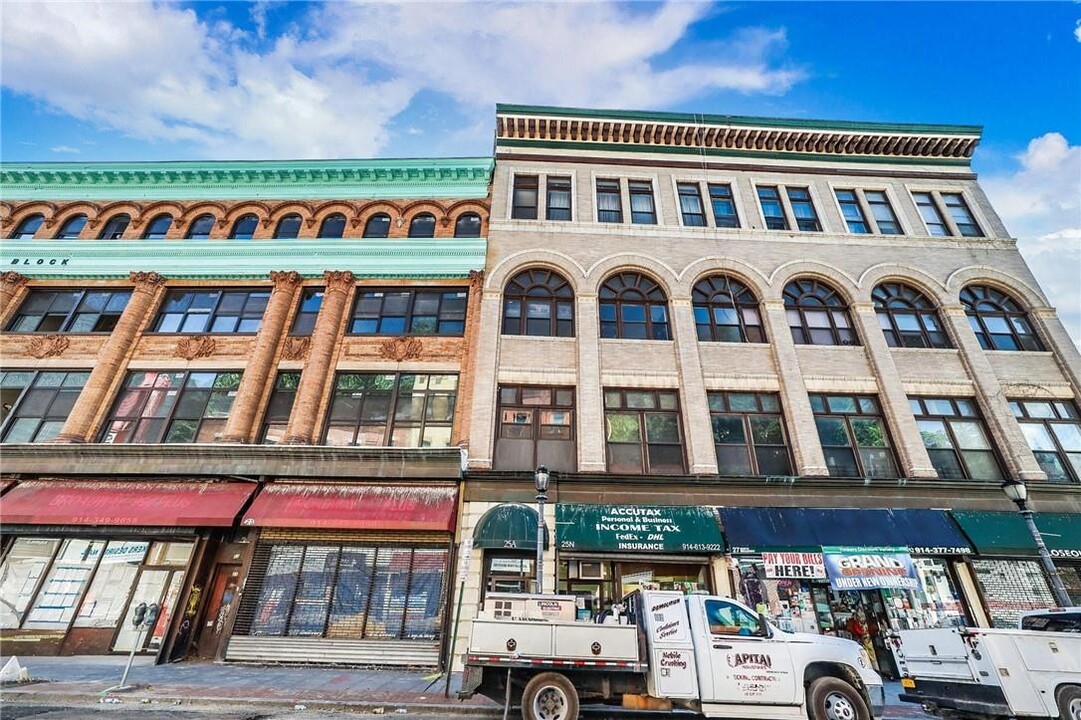 25 N Broadway in Yonkers, NY - Building Photo