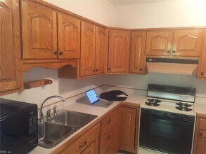 1725 W 49th St in Norfolk, VA - Foto de edificio - Building Photo