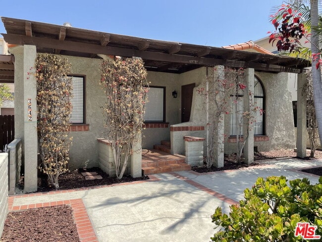 3642 Empire Dr in Los Angeles, CA - Foto de edificio - Building Photo