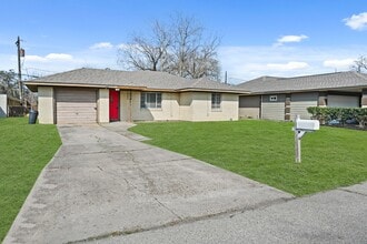 8829 Woodlyn Rd in Houston, TX - Foto de edificio - Building Photo