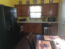 414 N 92nd St, Unit 2 BR  Furnished Utilitie in Milwaukee, WI - Building Photo - Building Photo