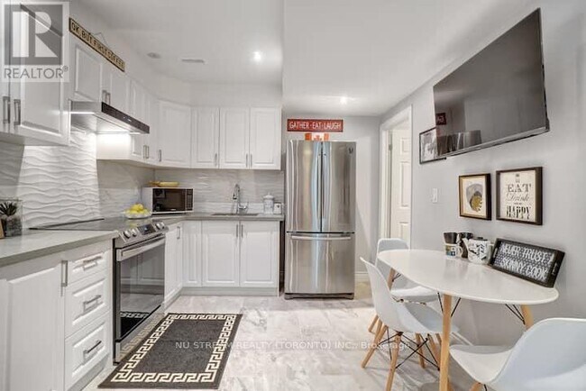 25 Duncannon Dr in Toronto, ON - Building Photo - Building Photo