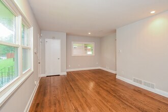 2712 Cherry Laurel Ln SW in Atlanta, GA - Building Photo - Building Photo