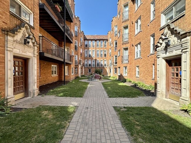 1642.5 W Greenleaf Ave in Chicago, IL - Foto de edificio - Building Photo