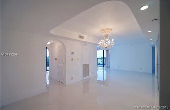 2843 S Bayshore Dr-Unit -6D in Miami, FL - Building Photo - Building Photo