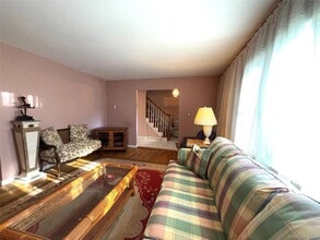 15 Sherry Ln in Hauppauge, NY - Foto de edificio - Building Photo