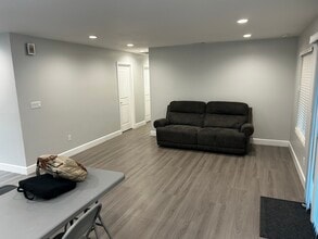 7814 Lindley Ave in Reseda, CA - Building Photo - Building Photo