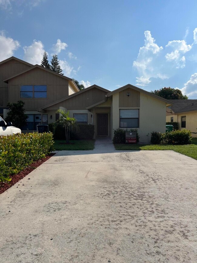 1296 White Pine Dr in Wellington, FL - Building Photo - Building Photo